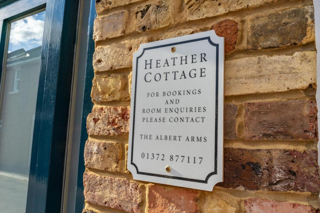 Albert Arms Esher Exteriér fotografie