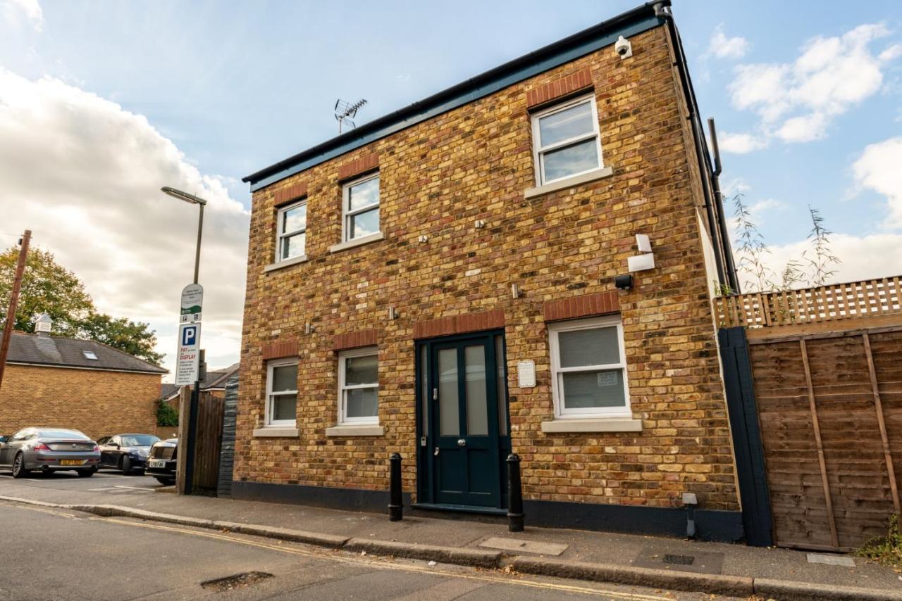 Albert Arms Esher Exteriér fotografie